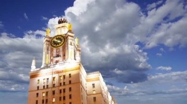 Sparrow Hills 'teki Lomonosov Moskova Devlet Üniversitesi' nin ana binası. Rusya 'nın en üst düzey eğitim kurumudur. Rusya