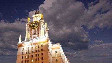 Sparrow Hills 'teki Lomonosov Moskova Devlet Üniversitesi' nin ana binası. Rusya 'nın en üst düzey eğitim kurumudur. Rusya