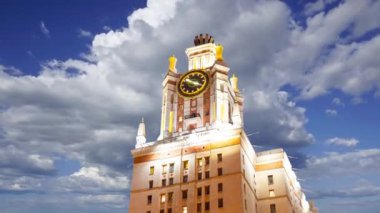 Sparrow Hills 'teki Lomonosov Moskova Devlet Üniversitesi' nin ana binası. Rusya 'nın en üst düzey eğitim kurumudur. Rusya