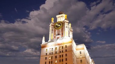 Sparrow Hills 'teki Lomonosov Moskova Devlet Üniversitesi' nin ana binası. Rusya 'nın en üst düzey eğitim kurumudur. Rusya