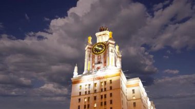 Sparrow Hills 'teki Lomonosov Moskova Devlet Üniversitesi' nin ana binası. Rusya 'nın en üst düzey eğitim kurumudur. Rusya