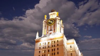 Sparrow Hills 'teki Lomonosov Moskova Devlet Üniversitesi' nin ana binası. Rusya 'nın en üst düzey eğitim kurumudur. Rusya