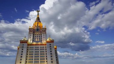 Sparrow Hills 'teki Lomonosov Moskova Devlet Üniversitesi' nin ana binası. Rusya 'nın en üst düzey eğitim kurumudur. Rusya