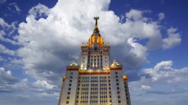 Sparrow Hills 'teki Lomonosov Moskova Devlet Üniversitesi' nin ana binası. Rusya 'nın en üst düzey eğitim kurumudur. Rusya
