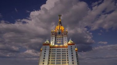 Sparrow Hills 'teki Lomonosov Moskova Devlet Üniversitesi' nin ana binası. Rusya 'nın en üst düzey eğitim kurumudur. Rusya