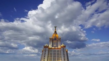 Sparrow Hills 'teki Lomonosov Moskova Devlet Üniversitesi' nin ana binası. Rusya 'nın en üst düzey eğitim kurumudur. Rusya