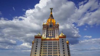 Sparrow Hills 'teki Lomonosov Moskova Devlet Üniversitesi' nin ana binası. Rusya 'nın en üst düzey eğitim kurumudur. Rusya