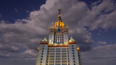 Sparrow Hills 'teki Lomonosov Moskova Devlet Üniversitesi' nin ana binası. Rusya 'nın en üst düzey eğitim kurumudur. Rusya
