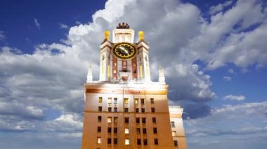 Sparrow Hills 'teki Lomonosov Moskova Devlet Üniversitesi' nin ana binası. Rusya 'nın en üst düzey eğitim kurumudur. Rusya