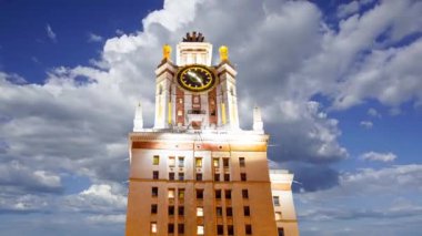 Sparrow Hills 'teki Lomonosov Moskova Devlet Üniversitesi' nin ana binası. Rusya 'nın en üst düzey eğitim kurumudur. Rusya