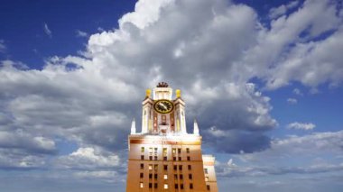 Sparrow Hills 'teki Lomonosov Moskova Devlet Üniversitesi' nin ana binası. Rusya 'nın en üst düzey eğitim kurumudur. Rusya