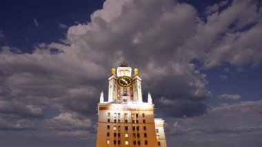 Sparrow Hills 'teki Lomonosov Moskova Devlet Üniversitesi' nin ana binası. Rusya 'nın en üst düzey eğitim kurumudur. Rusya