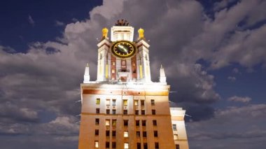 Sparrow Hills 'teki Lomonosov Moskova Devlet Üniversitesi' nin ana binası. Rusya 'nın en üst düzey eğitim kurumudur. Rusya