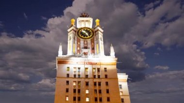 Sparrow Hills 'teki Lomonosov Moskova Devlet Üniversitesi' nin ana binası. Rusya 'nın en üst düzey eğitim kurumudur. Rusya