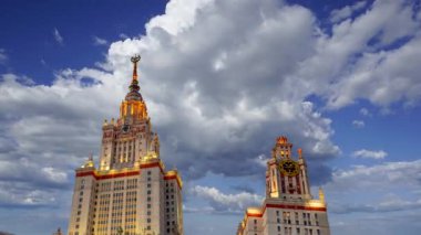 Sparrow Hills 'teki Lomonosov Moskova Devlet Üniversitesi' nin ana binası. Rusya 'nın en üst düzey eğitim kurumudur. Rusya