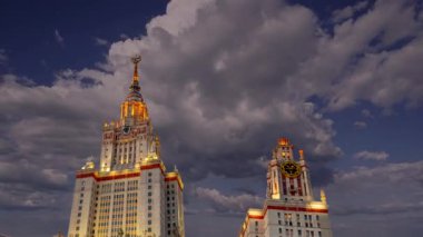 Sparrow Hills 'teki Lomonosov Moskova Devlet Üniversitesi' nin ana binası. Rusya 'nın en üst düzey eğitim kurumudur. Rusya