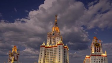 Sparrow Hills 'teki Lomonosov Moskova Devlet Üniversitesi' nin ana binası. Rusya 'nın en üst düzey eğitim kurumudur. Rusya