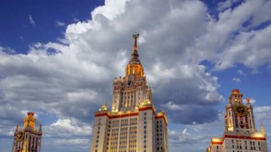 Sparrow Hills 'teki Lomonosov Moskova Devlet Üniversitesi' nin ana binası. Rusya 'nın en üst düzey eğitim kurumudur. Rusya