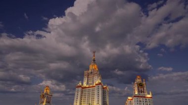 Sparrow Hills 'teki Lomonosov Moskova Devlet Üniversitesi' nin ana binası. Rusya 'nın en üst düzey eğitim kurumudur. Rusya