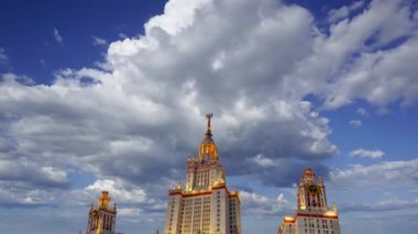 Sparrow Hills 'teki Lomonosov Moskova Devlet Üniversitesi' nin ana binası. Rusya 'nın en üst düzey eğitim kurumudur. Rusya
