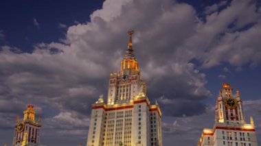 Sparrow Hills 'teki Lomonosov Moskova Devlet Üniversitesi' nin ana binası. Rusya 'nın en üst düzey eğitim kurumudur. Rusya