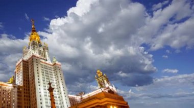 Sparrow Hills 'teki Lomonosov Moskova Devlet Üniversitesi' nin ana binası. Rusya 'nın en üst düzey eğitim kurumudur. Rusya