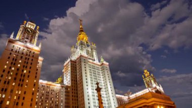 Sparrow Hills 'teki Lomonosov Moskova Devlet Üniversitesi' nin ana binası. Rusya 'nın en üst düzey eğitim kurumudur. Rusya