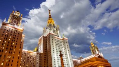 Sparrow Hills 'teki Lomonosov Moskova Devlet Üniversitesi' nin ana binası. Rusya 'nın en üst düzey eğitim kurumudur. Rusya
