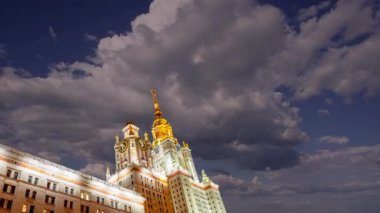 Sparrow Hills 'teki Lomonosov Moskova Devlet Üniversitesi' nin ana binası. Rusya 'nın en üst düzey eğitim kurumudur. Rusya