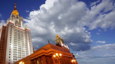 Sparrow Hills 'teki Lomonosov Moskova Devlet Üniversitesi' nin ana binası. Rusya 'nın en üst düzey eğitim kurumudur. Rusya