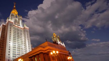 Sparrow Hills 'teki Lomonosov Moskova Devlet Üniversitesi' nin ana binası. Rusya 'nın en üst düzey eğitim kurumudur. Rusya