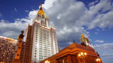 Sparrow Hills 'teki Lomonosov Moskova Devlet Üniversitesi' nin ana binası. Rusya 'nın en üst düzey eğitim kurumudur. Rusya