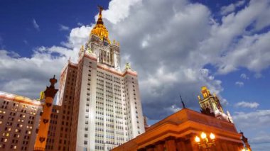 Sparrow Hills 'teki Lomonosov Moskova Devlet Üniversitesi' nin ana binası. Rusya 'nın en üst düzey eğitim kurumudur. Rusya