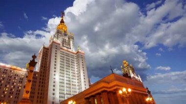 Sparrow Hills 'teki Lomonosov Moskova Devlet Üniversitesi' nin ana binası. Rusya 'nın en üst düzey eğitim kurumudur. Rusya