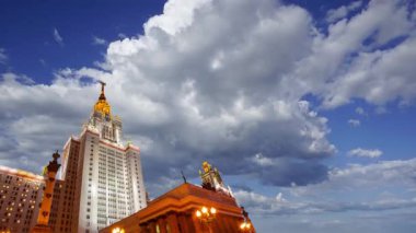 Sparrow Hills 'teki Lomonosov Moskova Devlet Üniversitesi' nin ana binası. Rusya 'nın en üst düzey eğitim kurumudur. Rusya