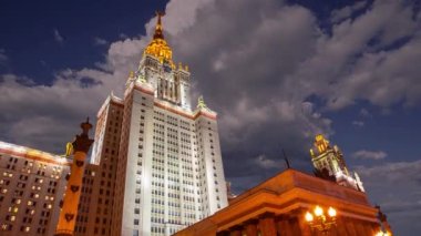 Sparrow Hills 'teki Lomonosov Moskova Devlet Üniversitesi' nin ana binası. Rusya 'nın en üst düzey eğitim kurumudur. Rusya