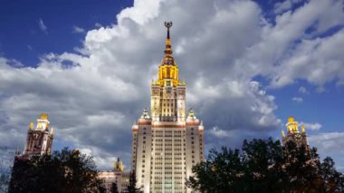 Sparrow Hills 'teki Lomonosov Moskova Devlet Üniversitesi' nin ana binası. Rusya 'nın en üst düzey eğitim kurumudur. Rusya