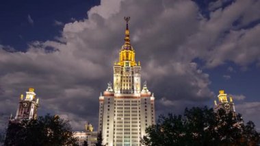 Sparrow Hills 'teki Lomonosov Moskova Devlet Üniversitesi' nin ana binası. Rusya 'nın en üst düzey eğitim kurumudur. Rusya