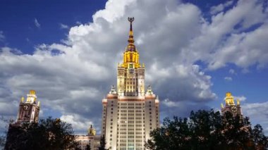 Sparrow Hills 'teki Lomonosov Moskova Devlet Üniversitesi' nin ana binası. Rusya 'nın en üst düzey eğitim kurumudur. Rusya