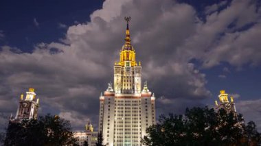 Sparrow Hills 'teki Lomonosov Moskova Devlet Üniversitesi' nin ana binası. Rusya 'nın en üst düzey eğitim kurumudur. Rusya