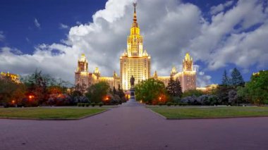 Sparrow Hills 'teki Lomonosov Moskova Devlet Üniversitesi' nin ana binası. Rusya 'nın en üst düzey eğitim kurumudur. Rusya