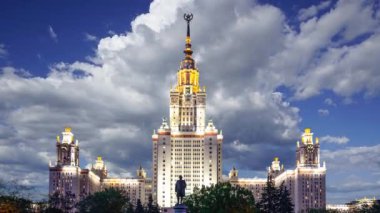 Sparrow Hills 'teki Lomonosov Moskova Devlet Üniversitesi' nin ana binası. Rusya 'nın en üst düzey eğitim kurumudur. Rusya