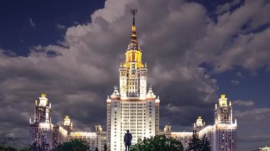 Sparrow Hills 'teki Lomonosov Moskova Devlet Üniversitesi' nin ana binası. Rusya 'nın en üst düzey eğitim kurumudur. Rusya