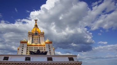 Sparrow Hills 'teki Lomonosov Moskova Devlet Üniversitesi' nin ana binası. Rusya 'nın en üst düzey eğitim kurumudur. Rusya
