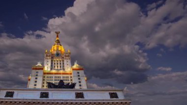 Sparrow Hills 'teki Lomonosov Moskova Devlet Üniversitesi' nin ana binası. Rusya 'nın en üst düzey eğitim kurumudur. Rusya