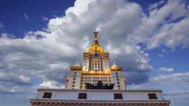 Sparrow Hills 'teki Lomonosov Moskova Devlet Üniversitesi' nin ana binası. Rusya 'nın en üst düzey eğitim kurumudur. Rusya