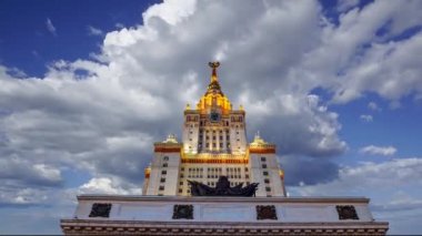 Sparrow Hills 'teki Lomonosov Moskova Devlet Üniversitesi' nin ana binası. Rusya 'nın en üst düzey eğitim kurumudur. Rusya