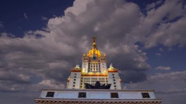 Sparrow Hills 'teki Lomonosov Moskova Devlet Üniversitesi' nin ana binası. Rusya 'nın en üst düzey eğitim kurumudur. Rusya