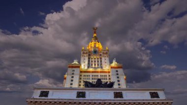 Sparrow Hills 'teki Lomonosov Moskova Devlet Üniversitesi' nin ana binası. Rusya 'nın en üst düzey eğitim kurumudur. Rusya