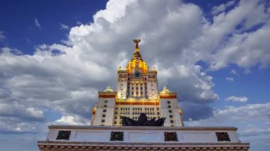 Sparrow Hills 'teki Lomonosov Moskova Devlet Üniversitesi' nin ana binası. Rusya 'nın en üst düzey eğitim kurumudur. Rusya